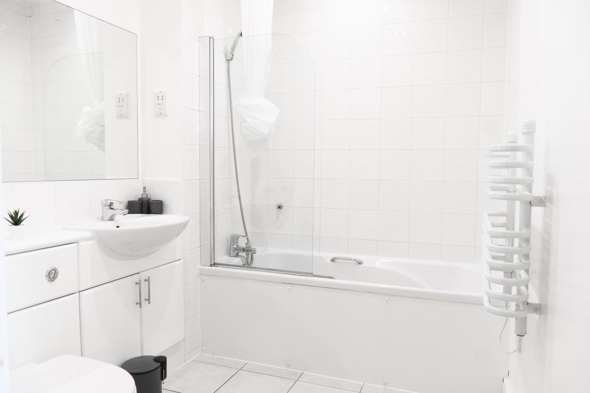 צ'רטסי The Regency Suite - Modern 2-Bed 1-Bath Apartment מראה חיצוני תמונה