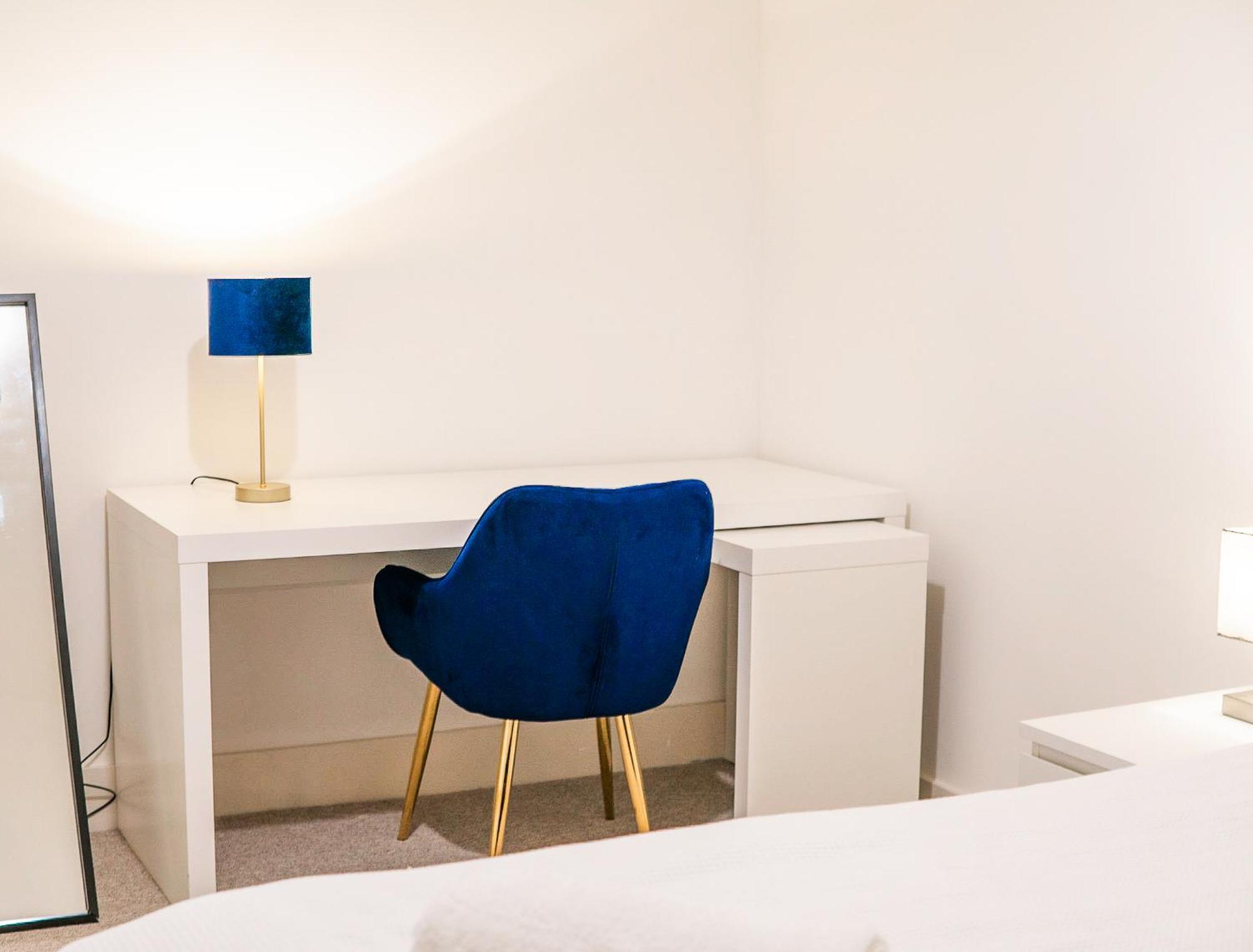 צ'רטסי The Regency Suite - Modern 2-Bed 1-Bath Apartment מראה חיצוני תמונה