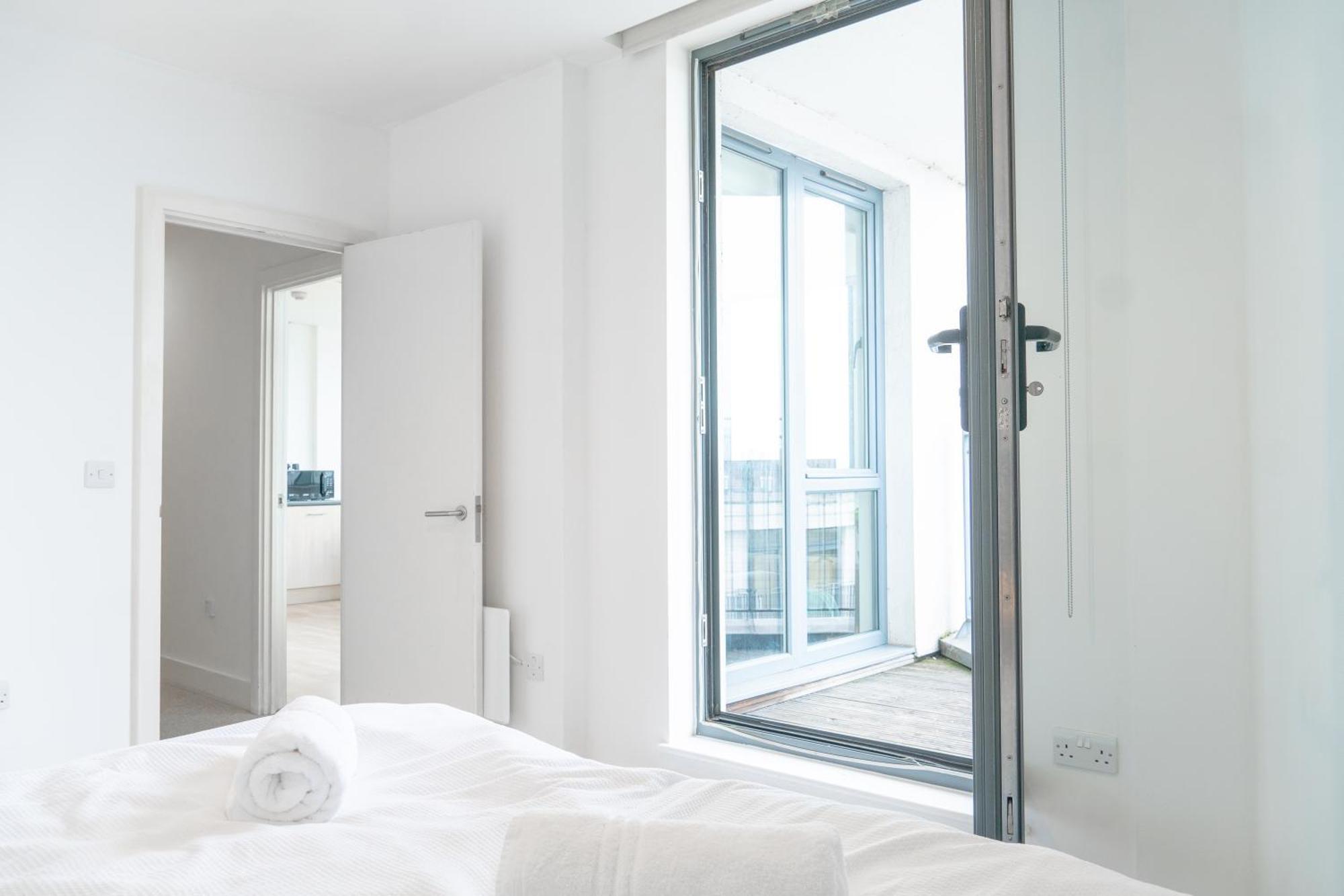 צ'רטסי The Regency Suite - Modern 2-Bed 1-Bath Apartment מראה חיצוני תמונה
