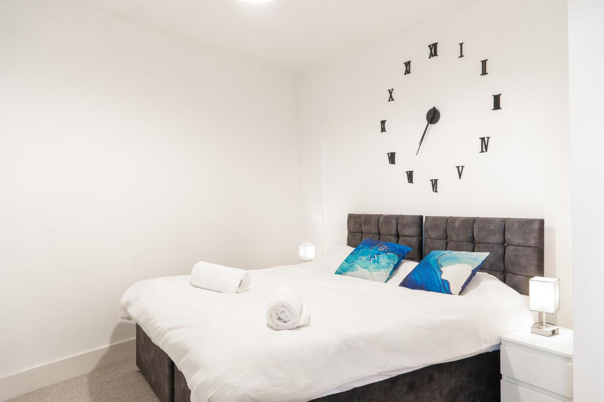 צ'רטסי The Regency Suite - Modern 2-Bed 1-Bath Apartment מראה חיצוני תמונה