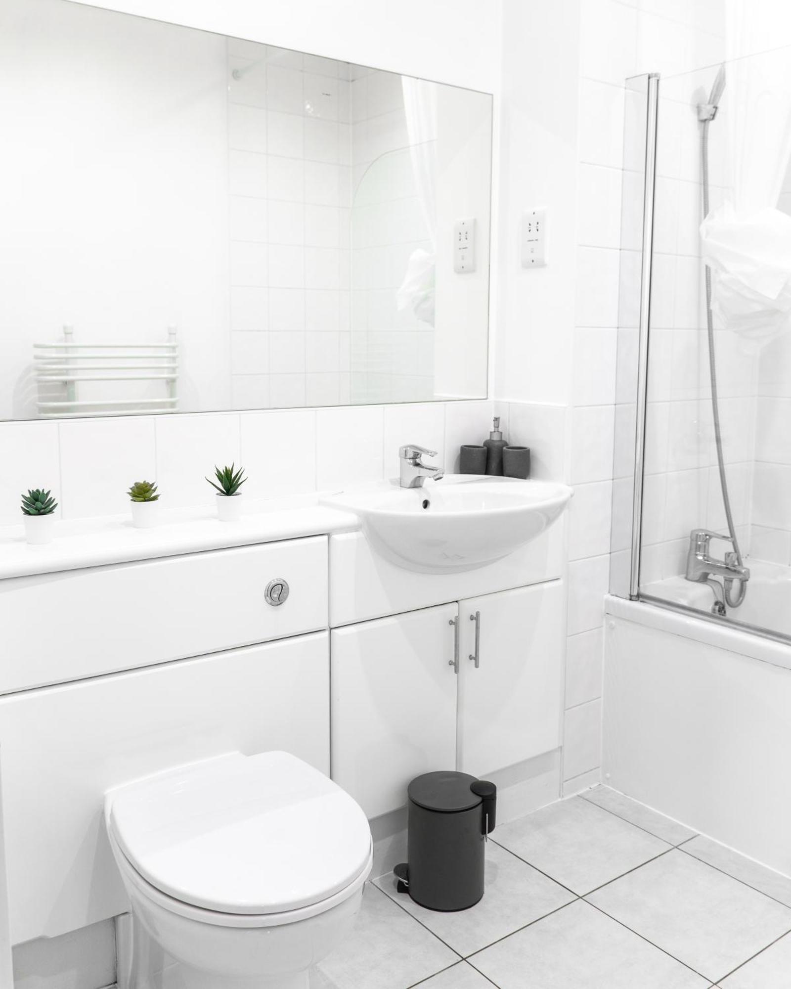 צ'רטסי The Regency Suite - Modern 2-Bed 1-Bath Apartment מראה חיצוני תמונה