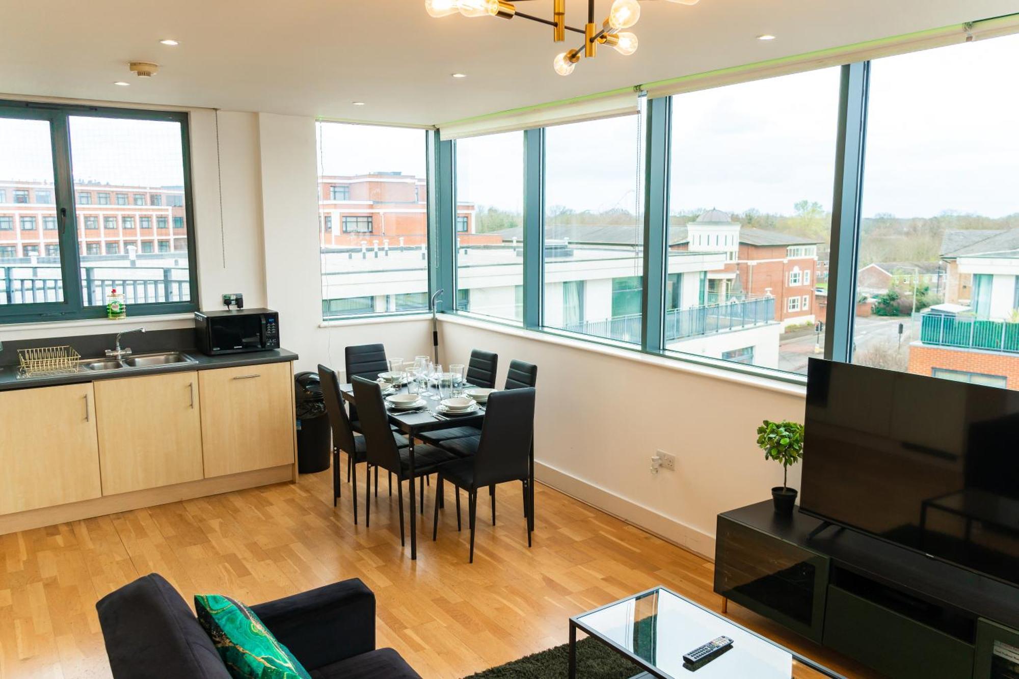 צ'רטסי The Regency Suite - Modern 2-Bed 1-Bath Apartment מראה חיצוני תמונה