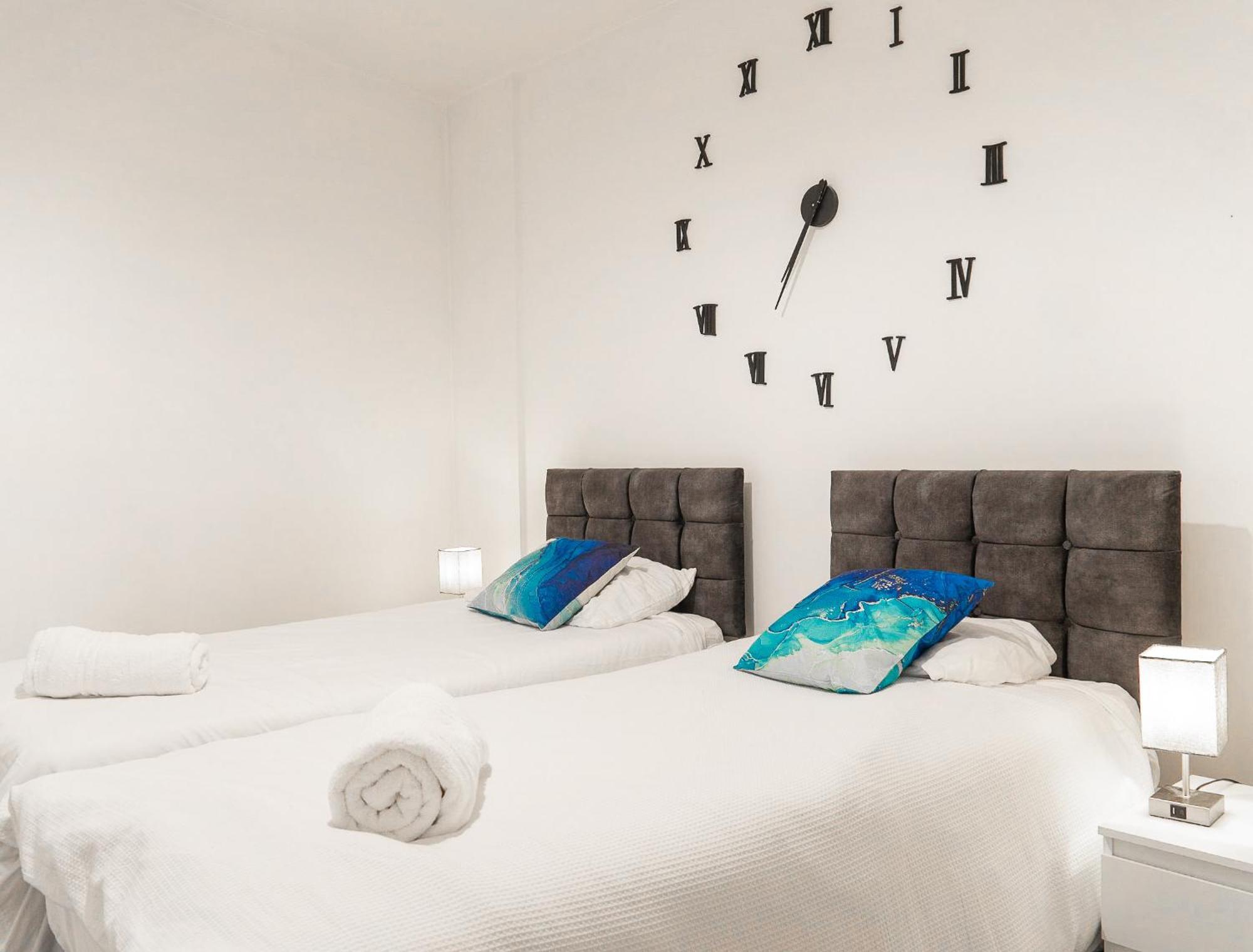 צ'רטסי The Regency Suite - Modern 2-Bed 1-Bath Apartment מראה חיצוני תמונה