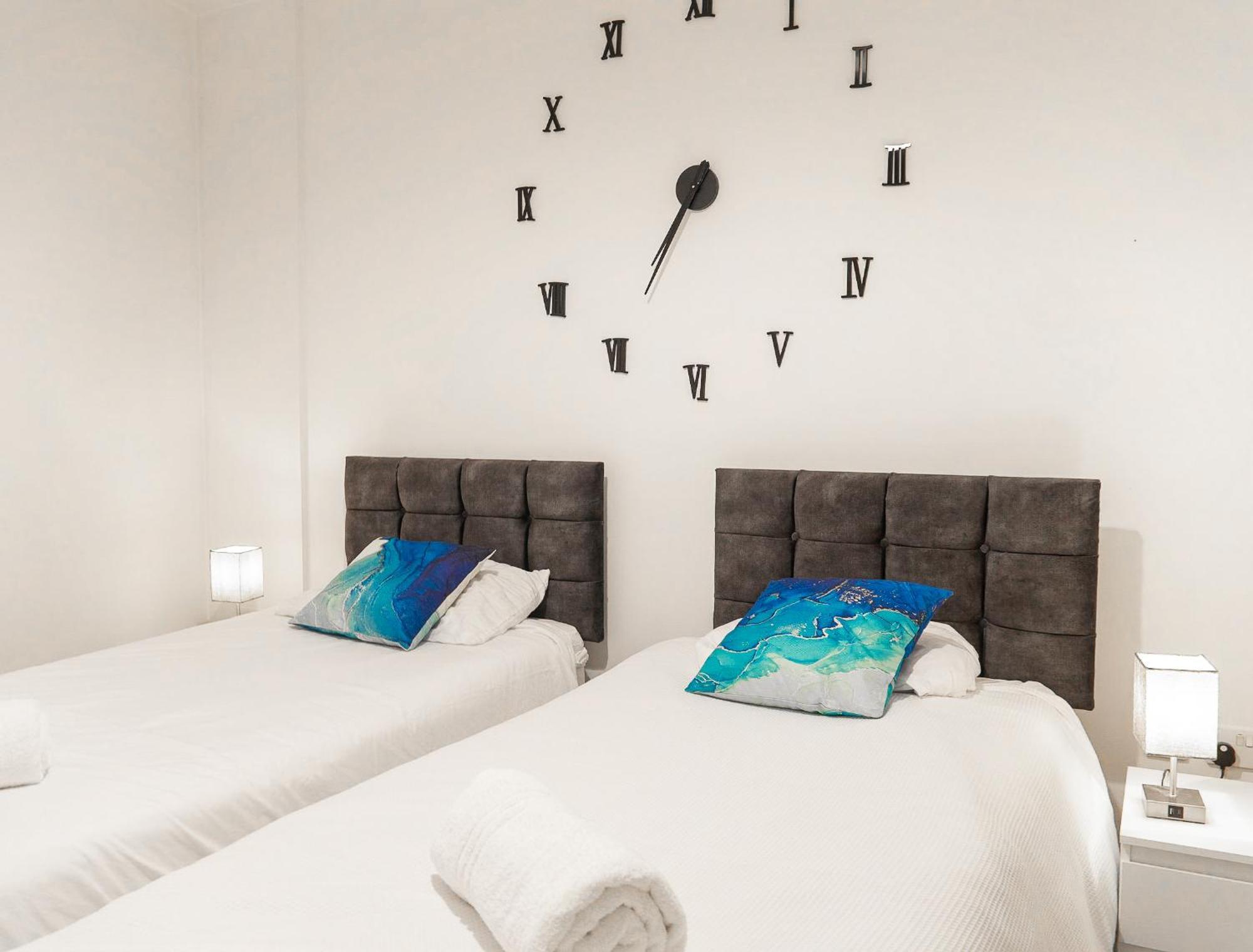 צ'רטסי The Regency Suite - Modern 2-Bed 1-Bath Apartment מראה חיצוני תמונה