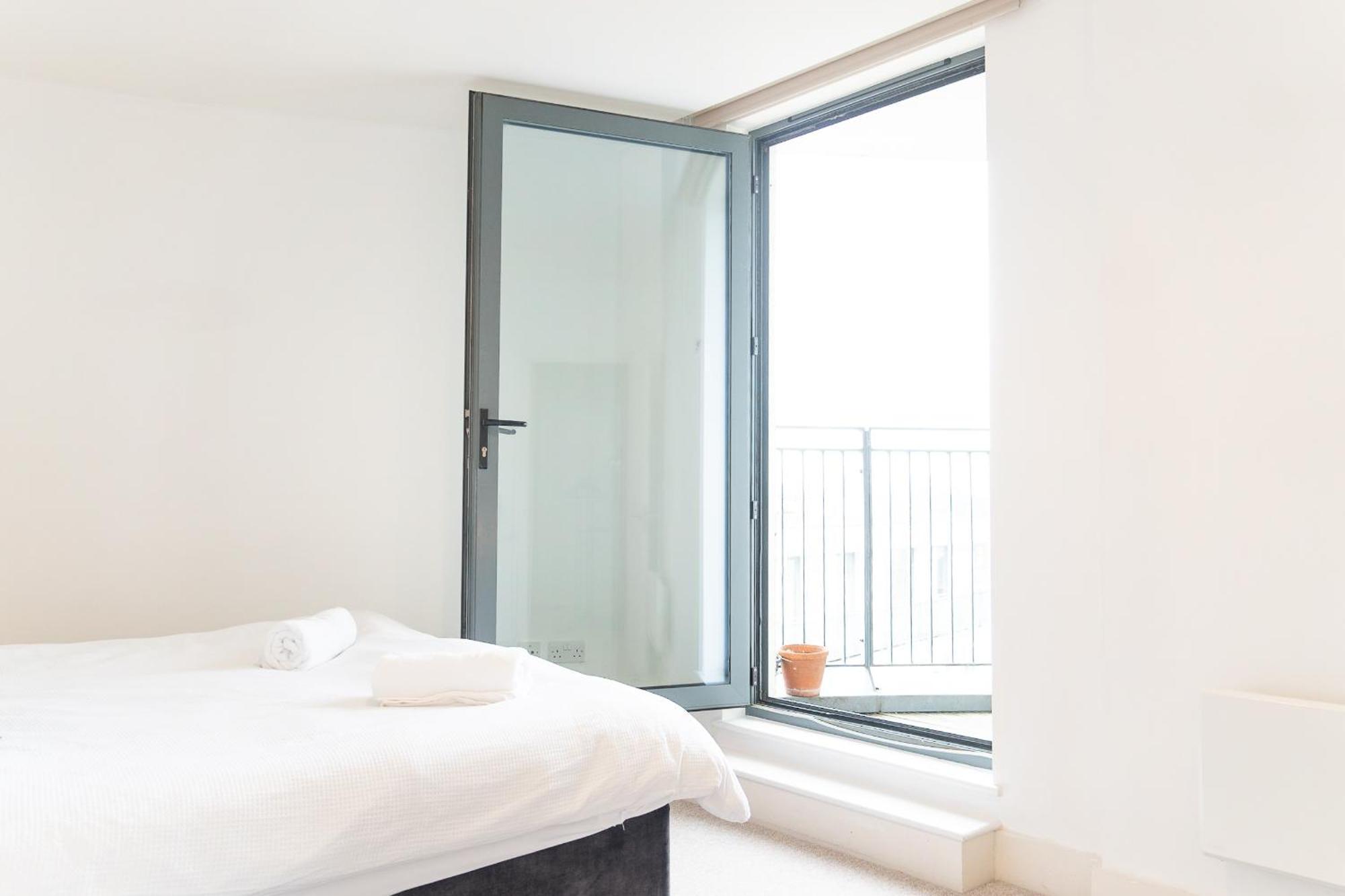 צ'רטסי The Regency Suite - Modern 2-Bed 1-Bath Apartment מראה חיצוני תמונה