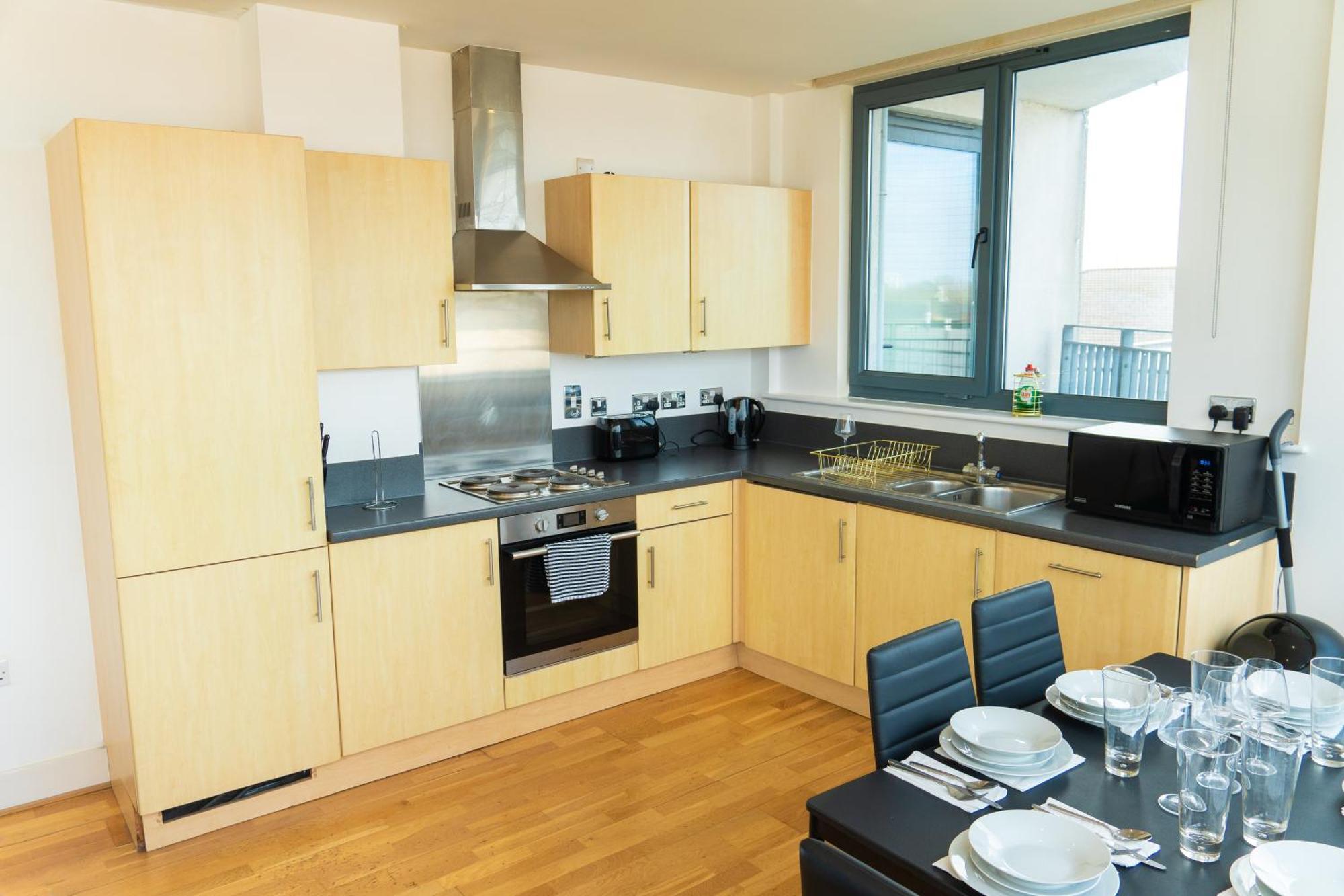 צ'רטסי The Regency Suite - Modern 2-Bed 1-Bath Apartment מראה חיצוני תמונה