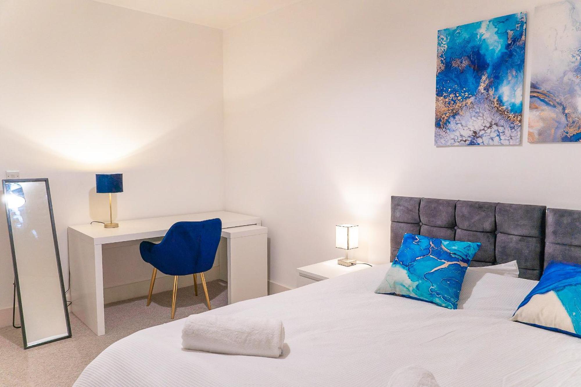 צ'רטסי The Regency Suite - Modern 2-Bed 1-Bath Apartment מראה חיצוני תמונה