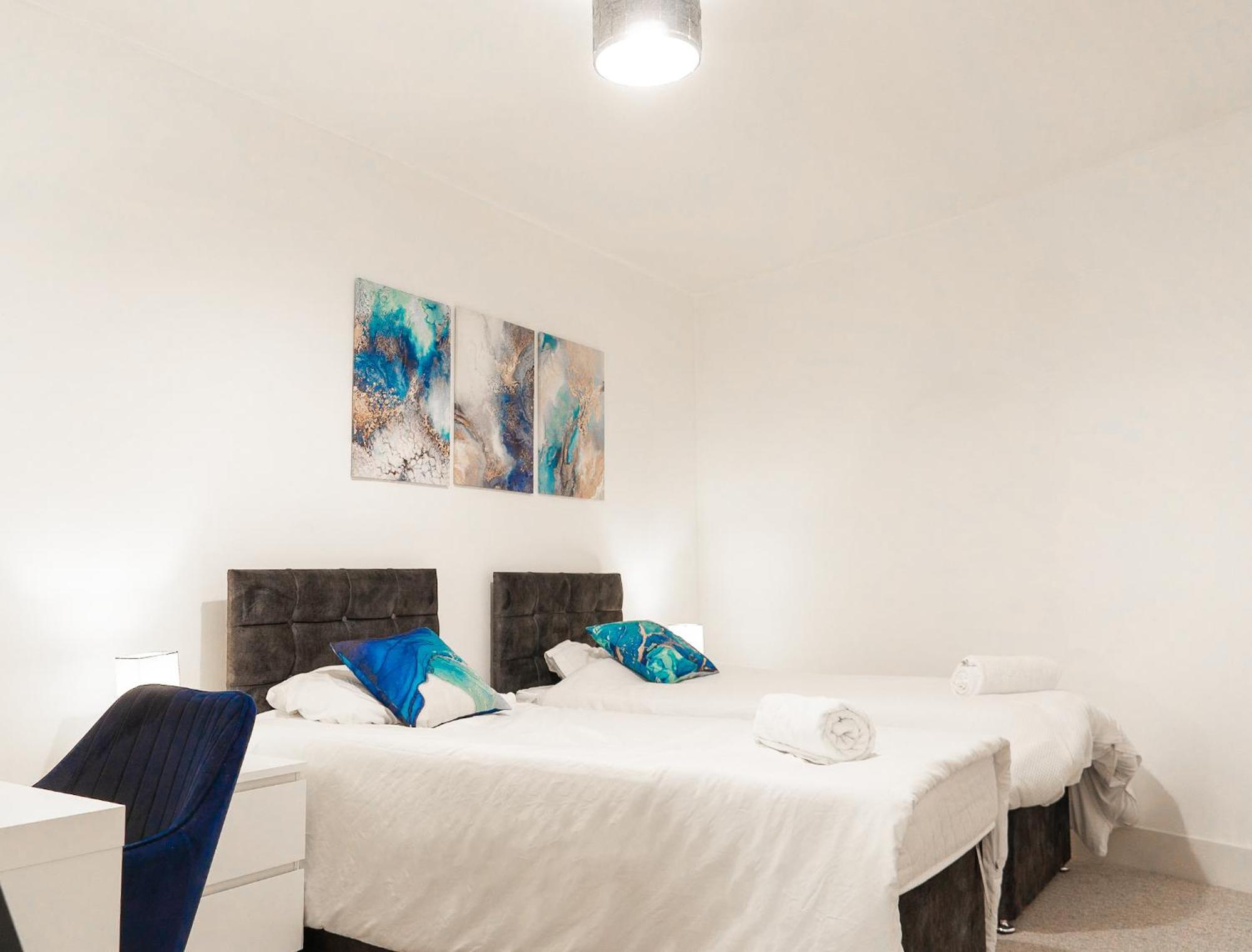 צ'רטסי The Regency Suite - Modern 2-Bed 1-Bath Apartment מראה חיצוני תמונה