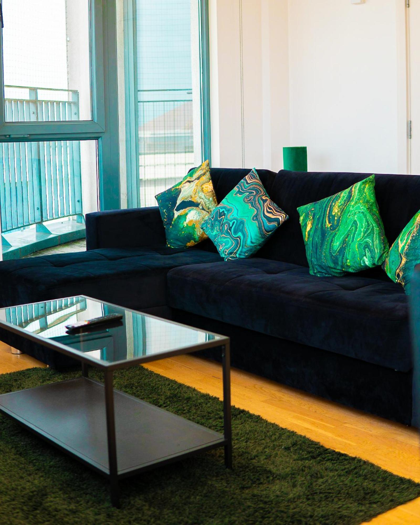 צ'רטסי The Regency Suite - Modern 2-Bed 1-Bath Apartment מראה חיצוני תמונה